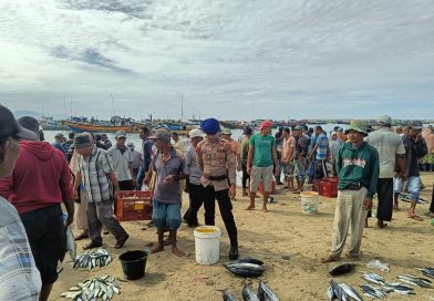 GUNA BERI RASA AMAN DAN NYAMAN BAGI NELAYAN DAN MASYARAKAT DI KAWASAN PESISIR PANTAI PERSONEL SATPOLAIRUD POLRES ABDYA MELAKSANAKAN PATROLI DAN PENGAMANAN DI TPI UJUNG SERANGGA
