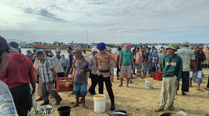 GUNA BERI RASA AMAN DAN NYAMAN BAGI NELAYAN DAN MASYARAKAT DI KAWASAN PESISIR PANTAI PERSONEL SATPOLAIRUD POLRES ABDYA MELAKSANAKAN PATROLI DAN PENGAMANAN DI TPI UJUNG SERANGGA