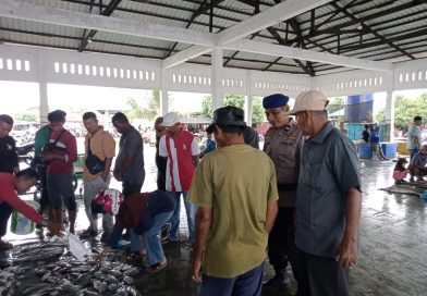 GUNA CIPTAKAN RASA AMAN DAN NYAMAN BAGI NELAYAN DAN MASYARAKAT DI KAWASAN PESISIR PANTAI PERSONEL SATPOLAIRUD POLRES ABDYA MELAKSANAKAN PATROLI DAN PENGAMANAN DI TPI UJUNG SERANGGA