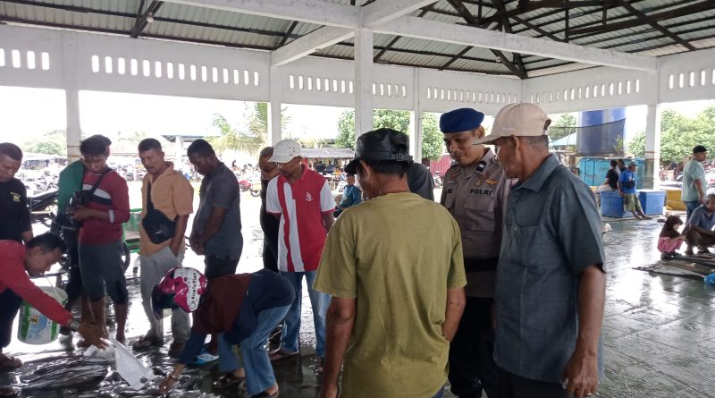 GUNA CIPTAKAN RASA AMAN DAN NYAMAN BAGI NELAYAN DAN MASYARAKAT DI KAWASAN PESISIR PANTAI PERSONEL SATPOLAIRUD POLRES ABDYA MELAKSANAKAN PATROLI DAN PENGAMANAN DI TPI UJUNG SERANGGA