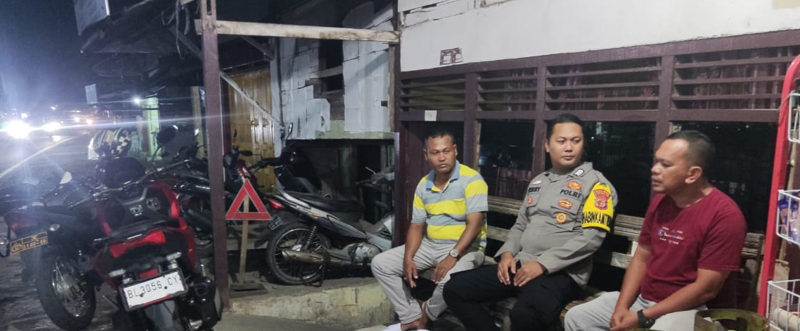 CEGAH KEJAHATAN MALAM HARI, BHABINKAMTIBMAS POLSUBSEKTOR SETIA LAKSANAKAN PATROLI MALAM HARI DI WILKUM POLSEK KUALA BATEE