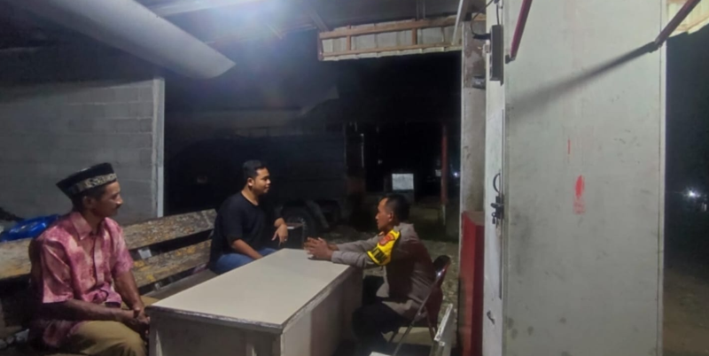 CEGAH KEJAHATAN MALAM HARI, BHABINKAMTIBMAS POLSUBSEKTOR JEUMPA LAKSANAKAN PATROLI MALAM HARI DI WILKUM POLSEK JEUMPA